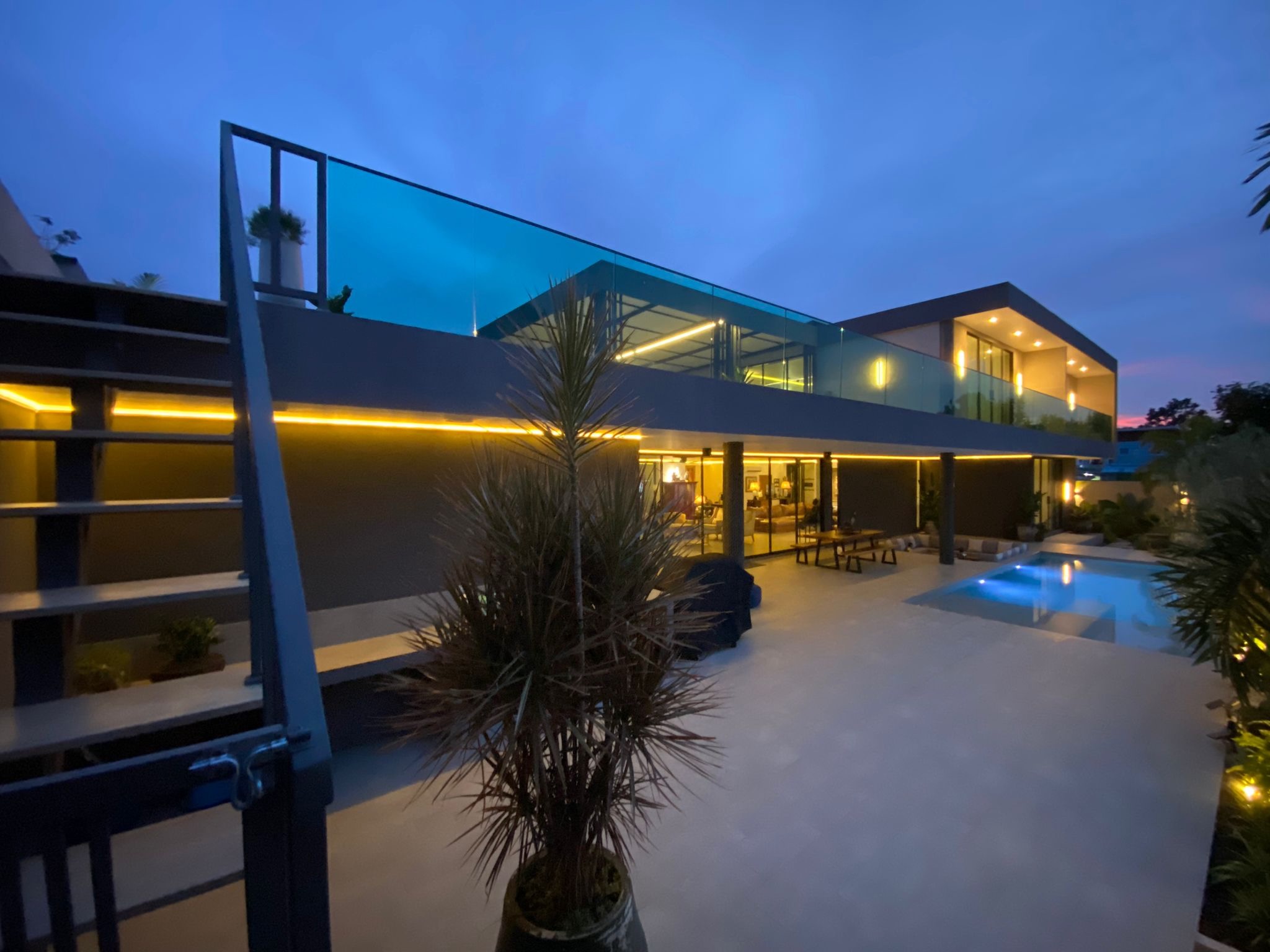 Villa Koh夜幕下的照明外观，泳池与双层立面