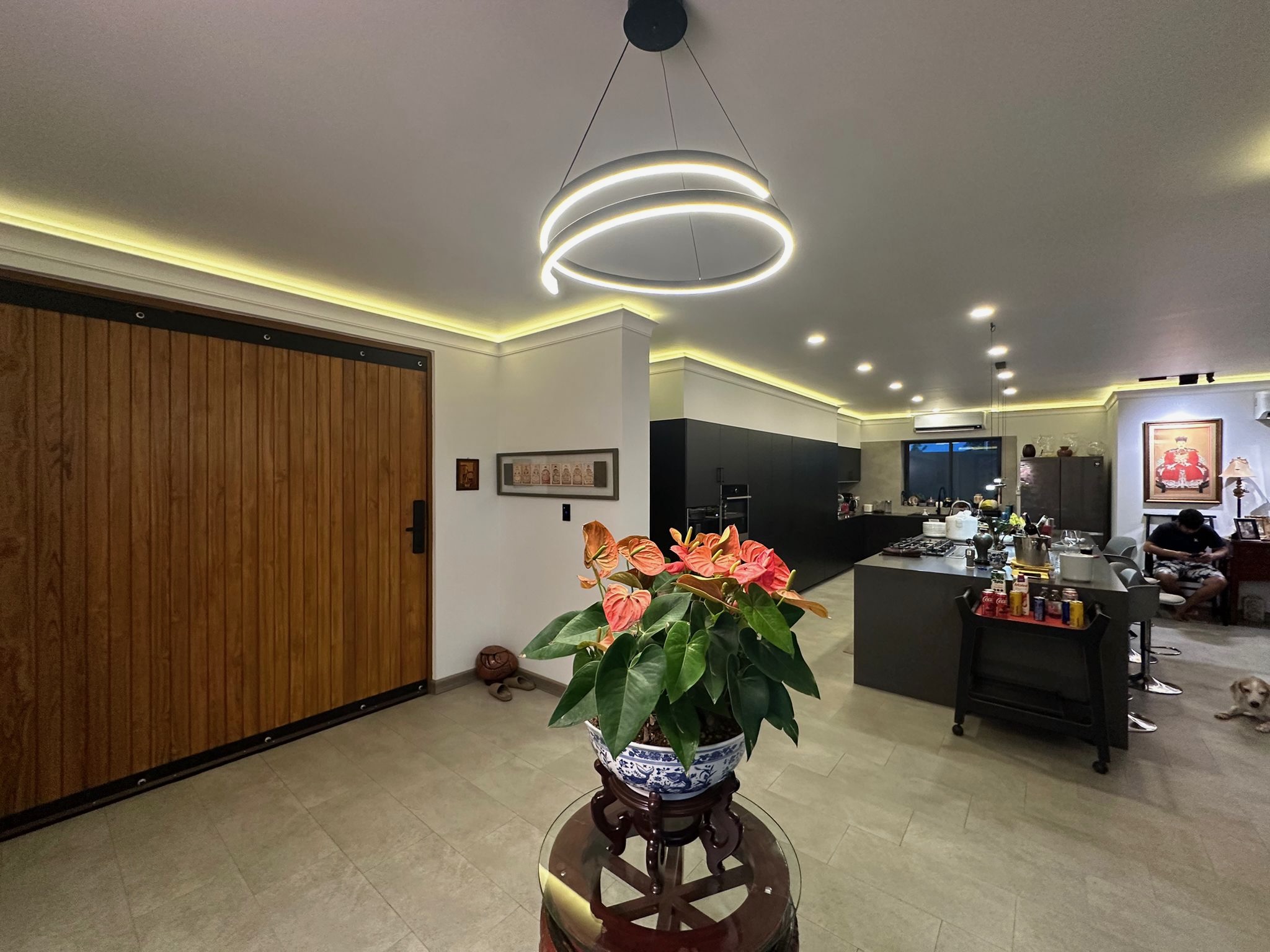 开放式厨房与餐区——圆形吊灯与谷仓式推拉门