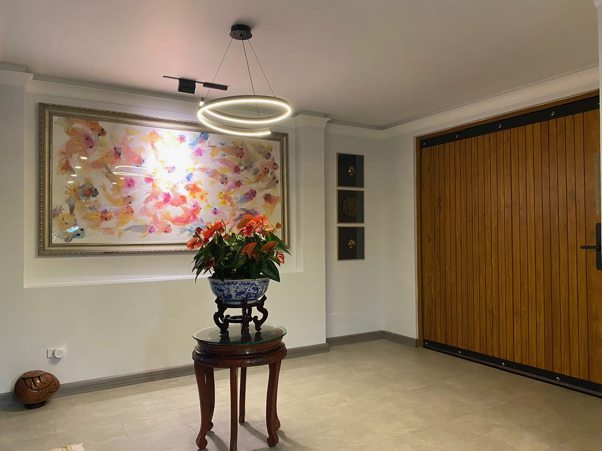 Villa Koh客厅——大幅画作与吊灯