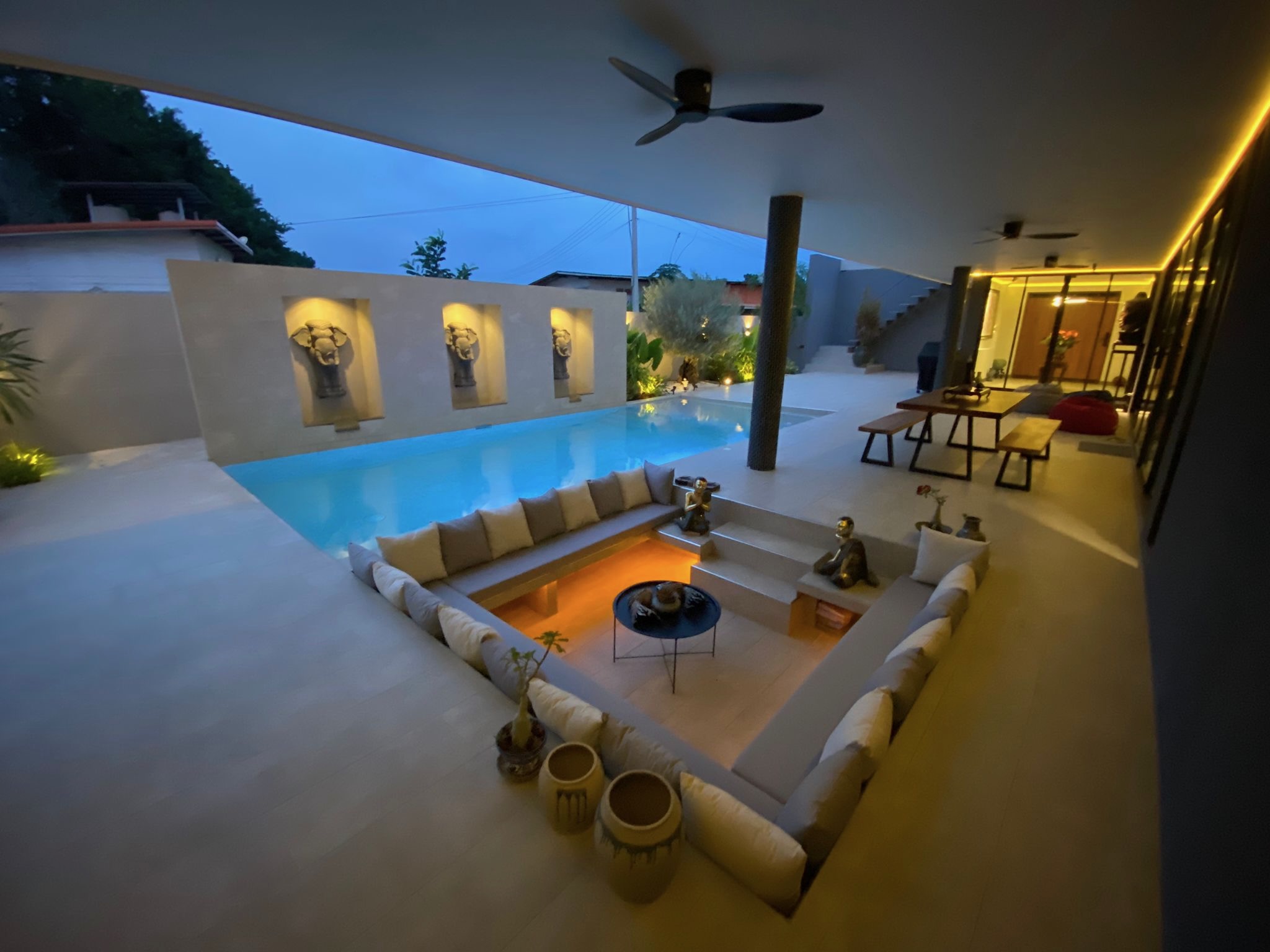 Villa Koh夕阳下的沉浸式泳池休息区