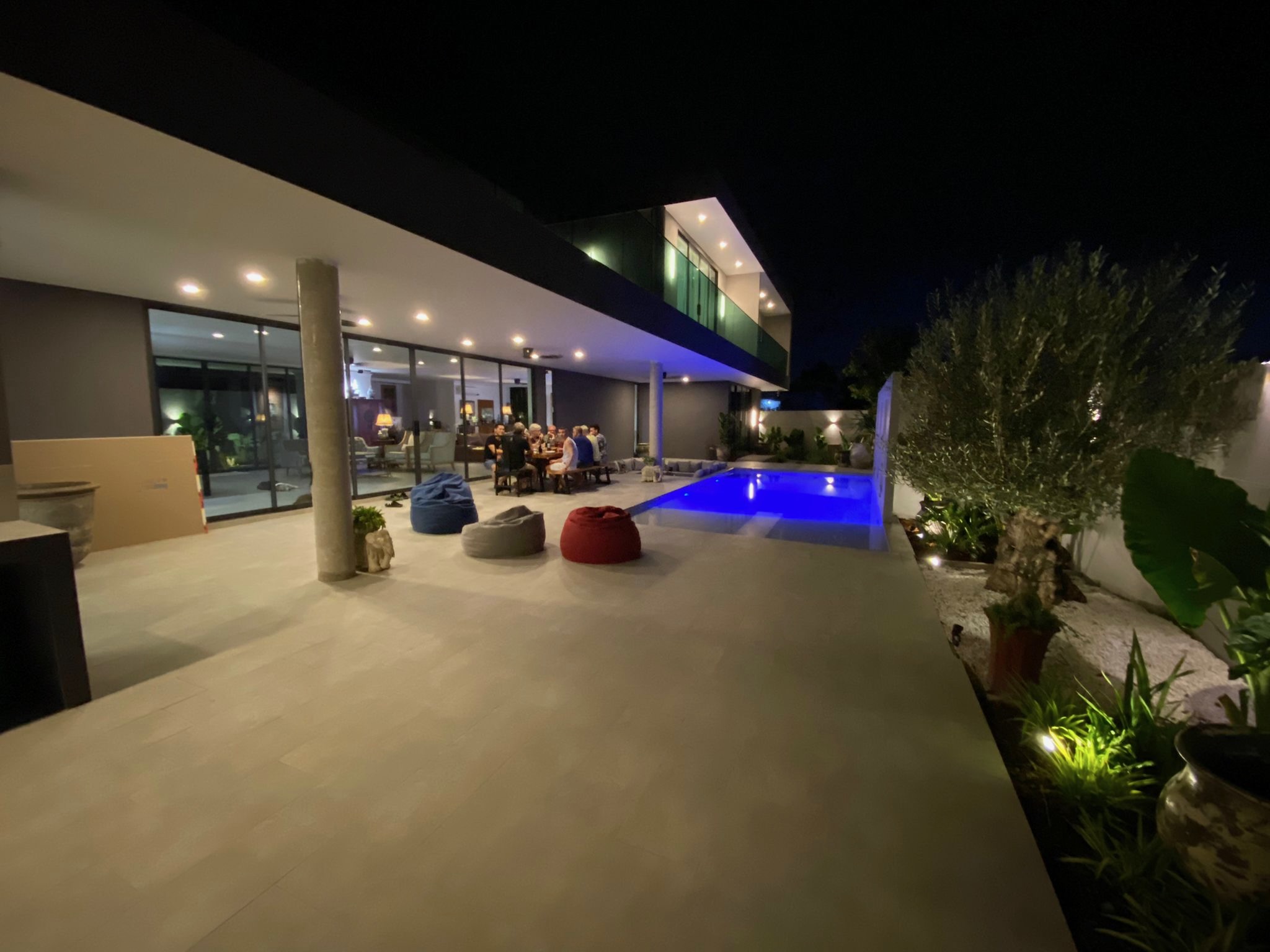 夜间Villa Koh发光泳池户外娱乐区